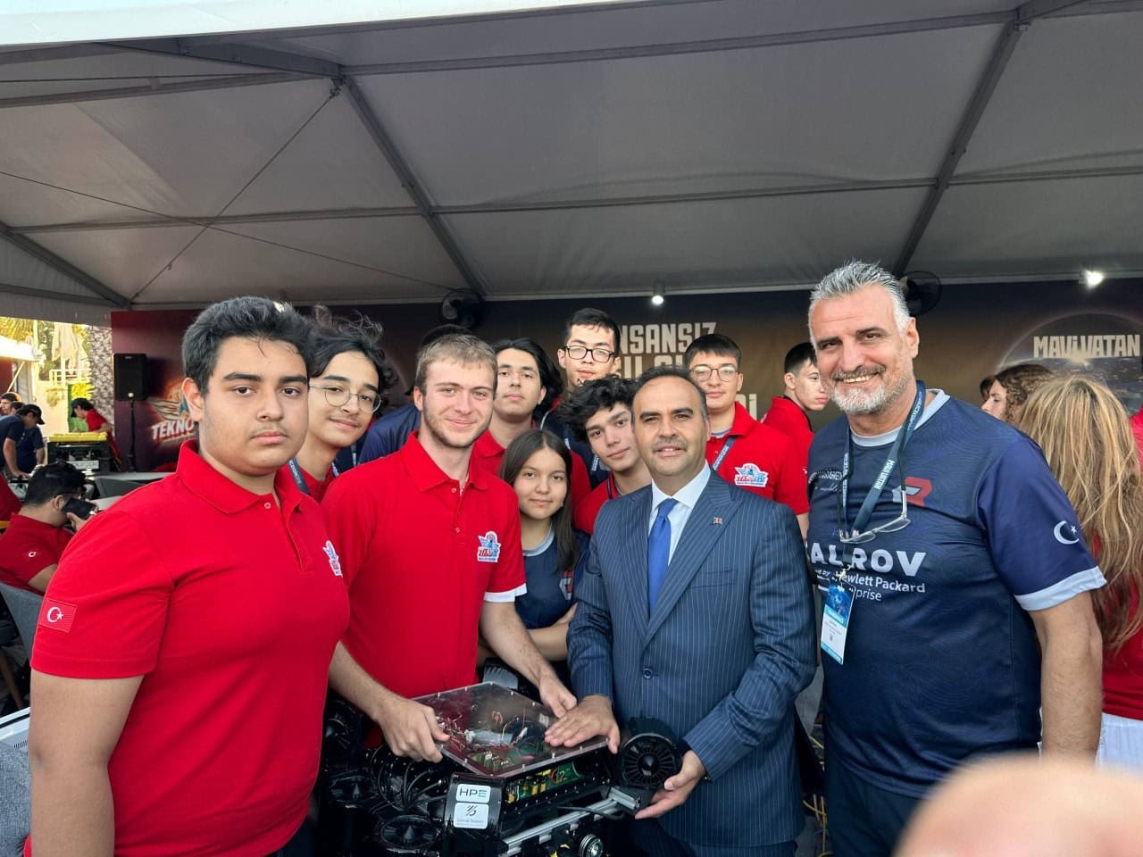 Sanayi ve Teknoloji Bakanı Kacır, TEKNOFEST’te Cağaloğlu Anadolu Lisesi’nin İnsansız Su Altı Takımını  ziyaret etti