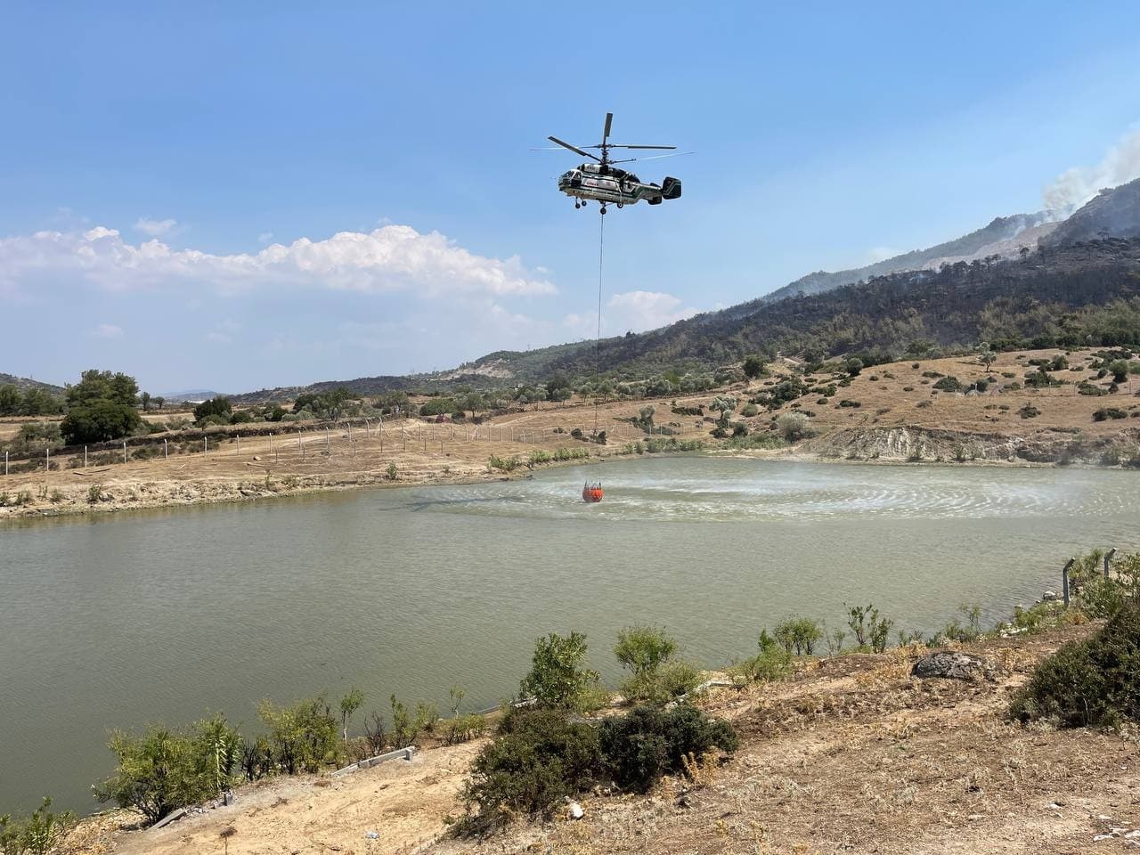 Söndürme helikopterleri arı gibi çalışıyor