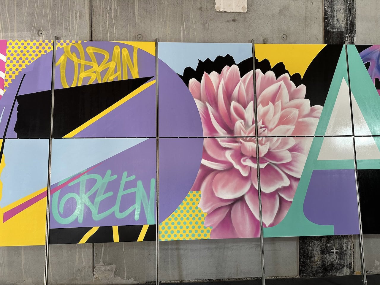 Détail de la fresque graffiti Icade : lettrages Urban Green et dahlia rose peint à la bombe