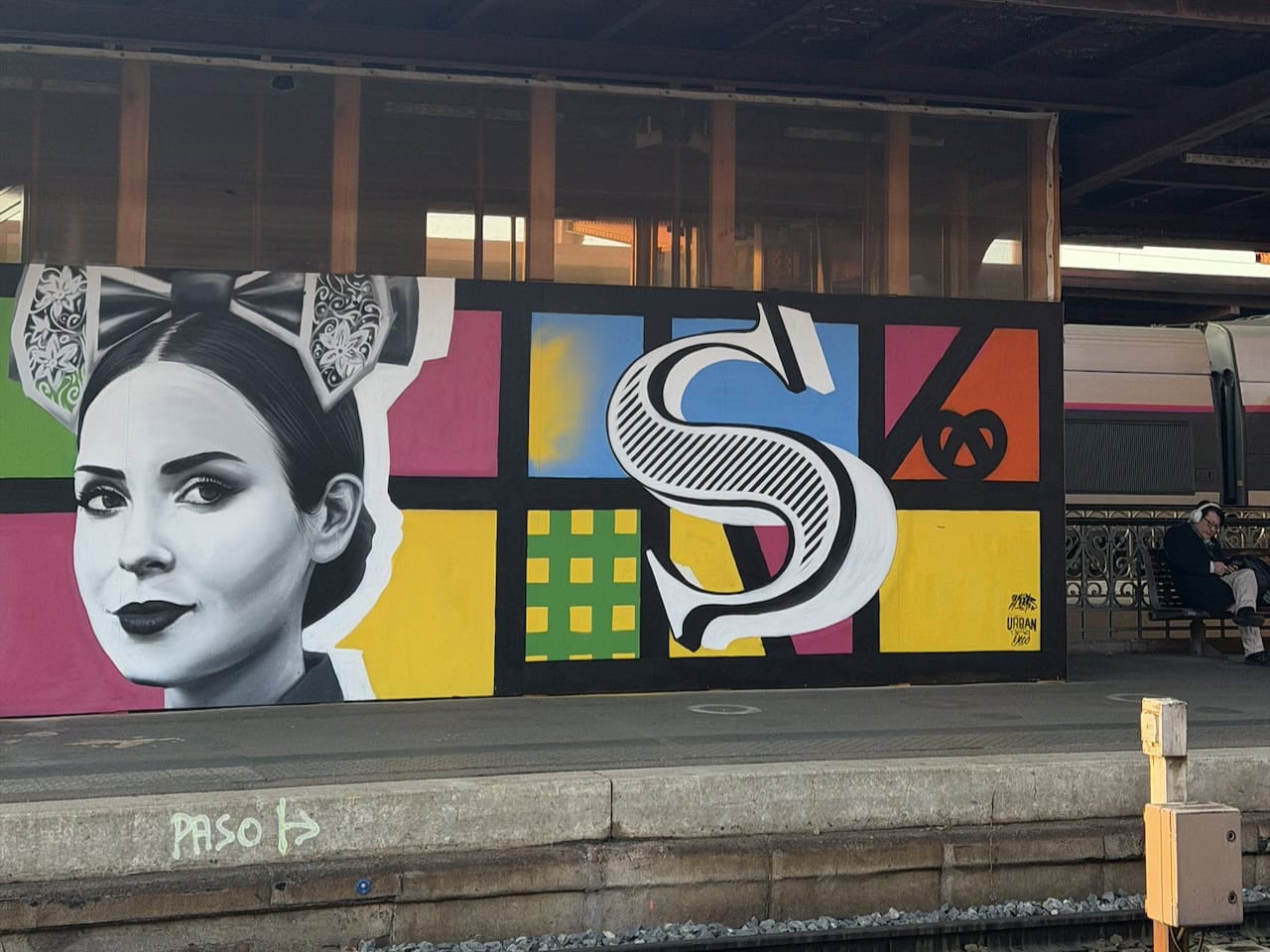 Détail de la fresque : Alsacienne à la coiffe stylisée, lettre S façon Gutenberg et bretzel