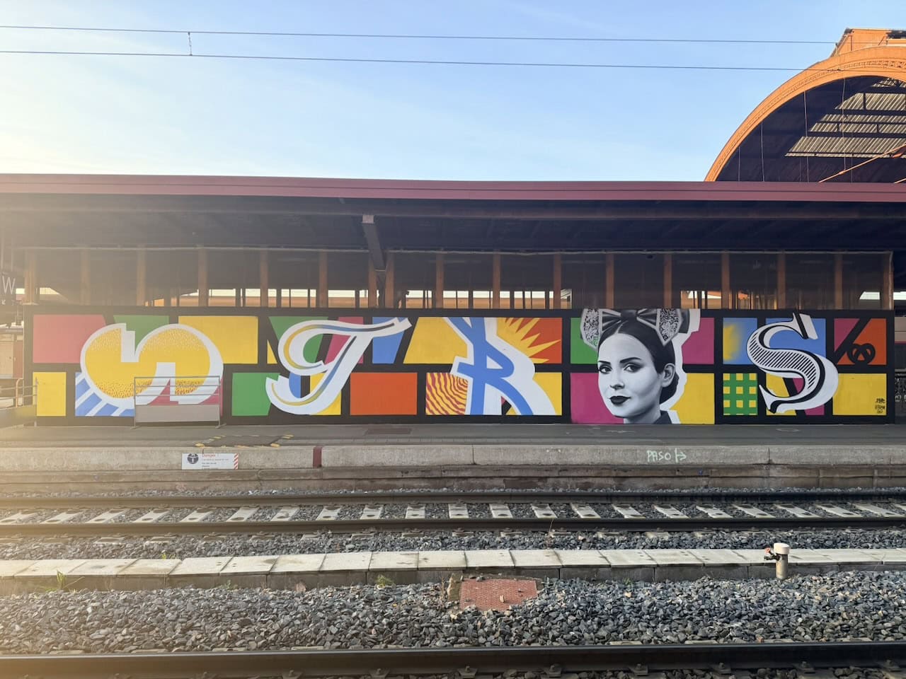 Fresque pop art STRAS sur palissade de chantier en gare de Strasbourg pour SNCF Gares & Connexions