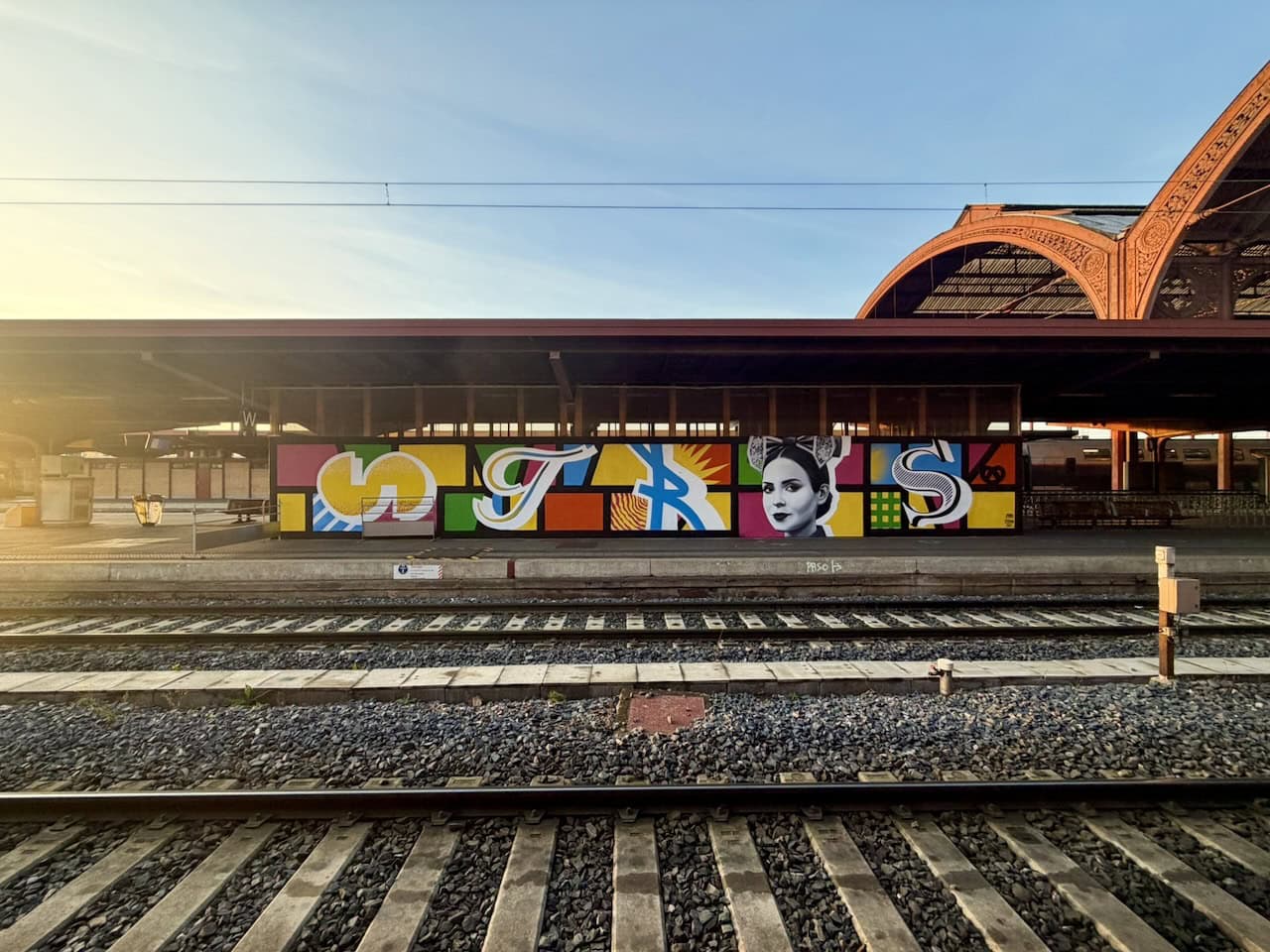 Fresque street art sur le quai de la gare de Strasbourg, sous la verrière historique