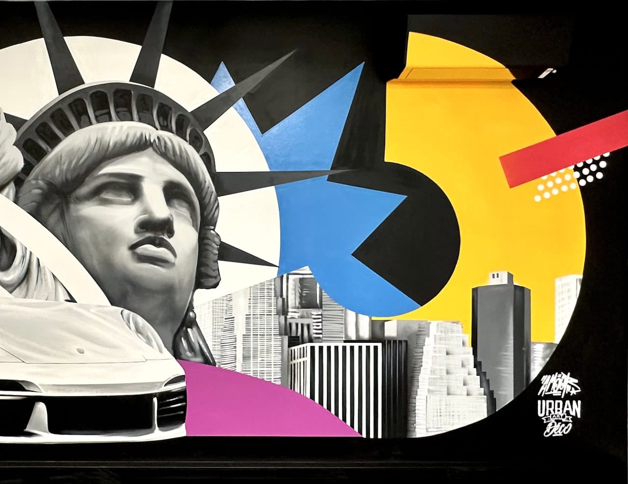 Détail de la fresque Norauto : statue de la Liberté et gratte-ciel de New York en noir et blanc sur fond jaune et bleu