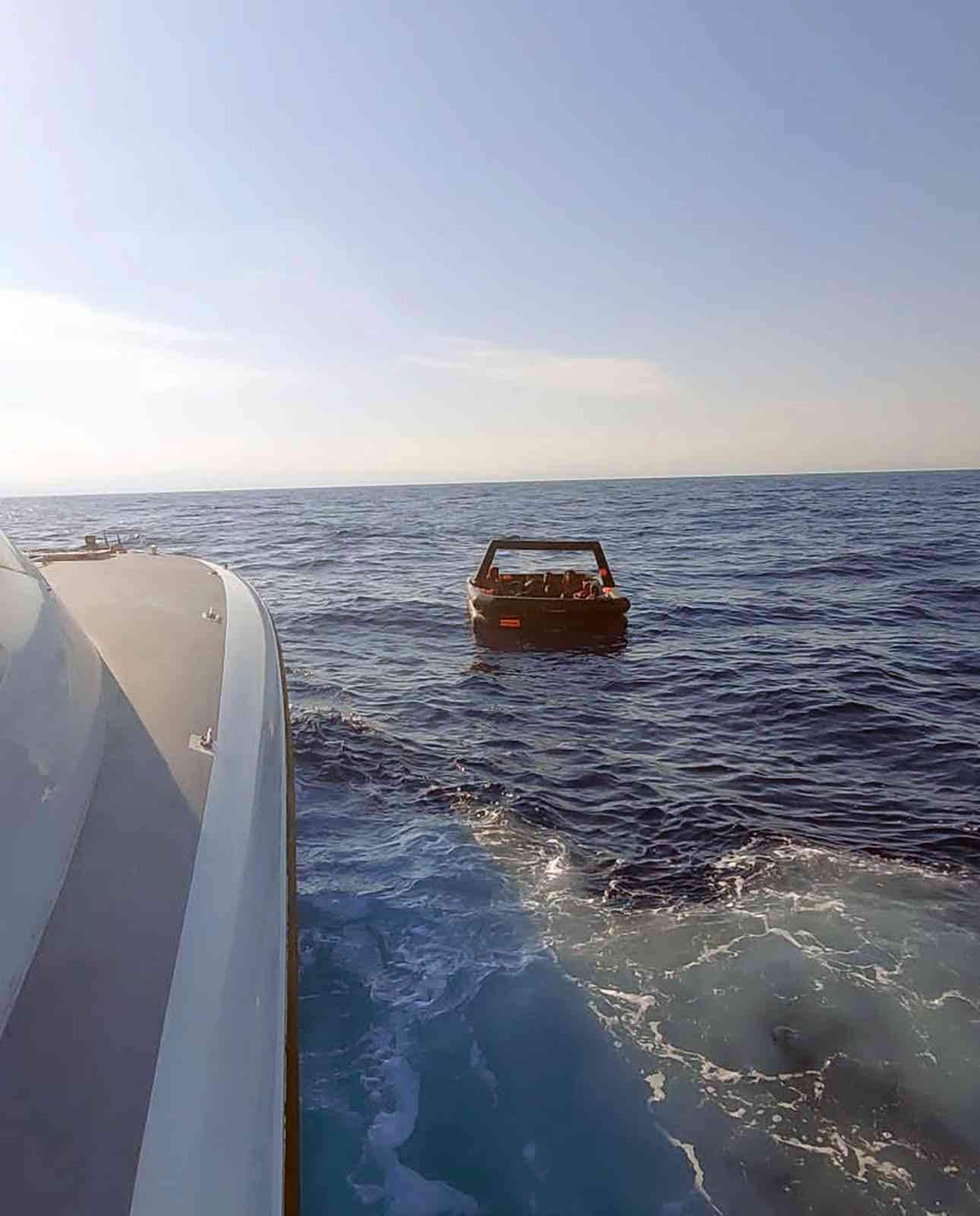 Marmaris’te 16 düzensiz göçmen kurtarıldı