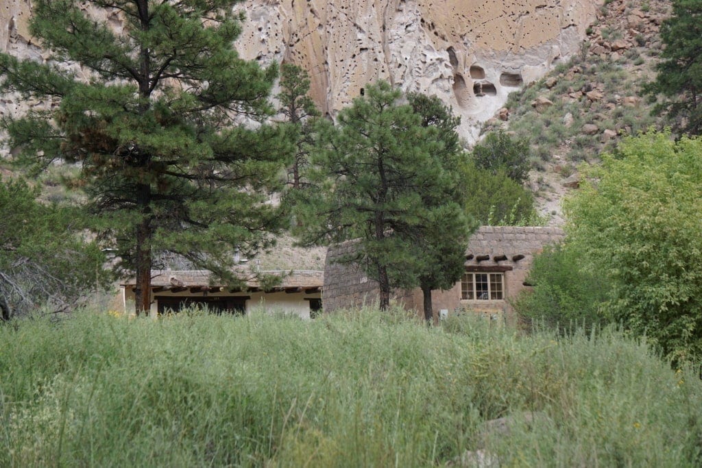 مسارات المشي لمسافات طويلة في نصب Bandelier الوطني 3 تم تصميم المباني الخارجية لتلائم هذه البيئة الفريدة.