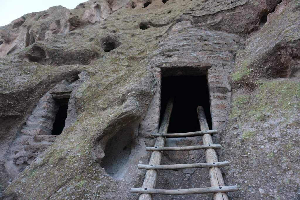مسارات المشي لمسافات طويلة في نصب Bandelier الوطني 14 الدخول إلى منزل بويبلو قديم
