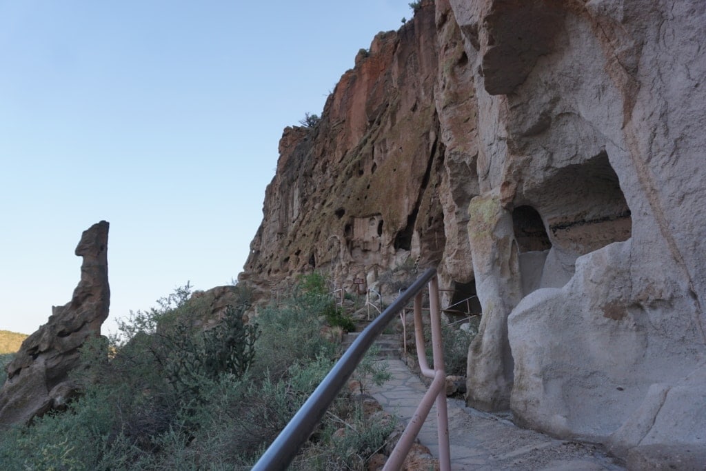 مسارات المشي لمسافات طويلة في نصب Bandelier الوطني 16 المشي على طول الجرف من نصب Bandelier الوطنية