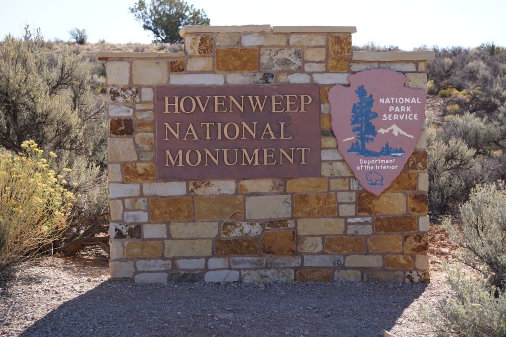 Canyons Of The Ancients Pueblo Cultural Sites 3 Palatandaan sa harap ng Hovenweep National Monument.