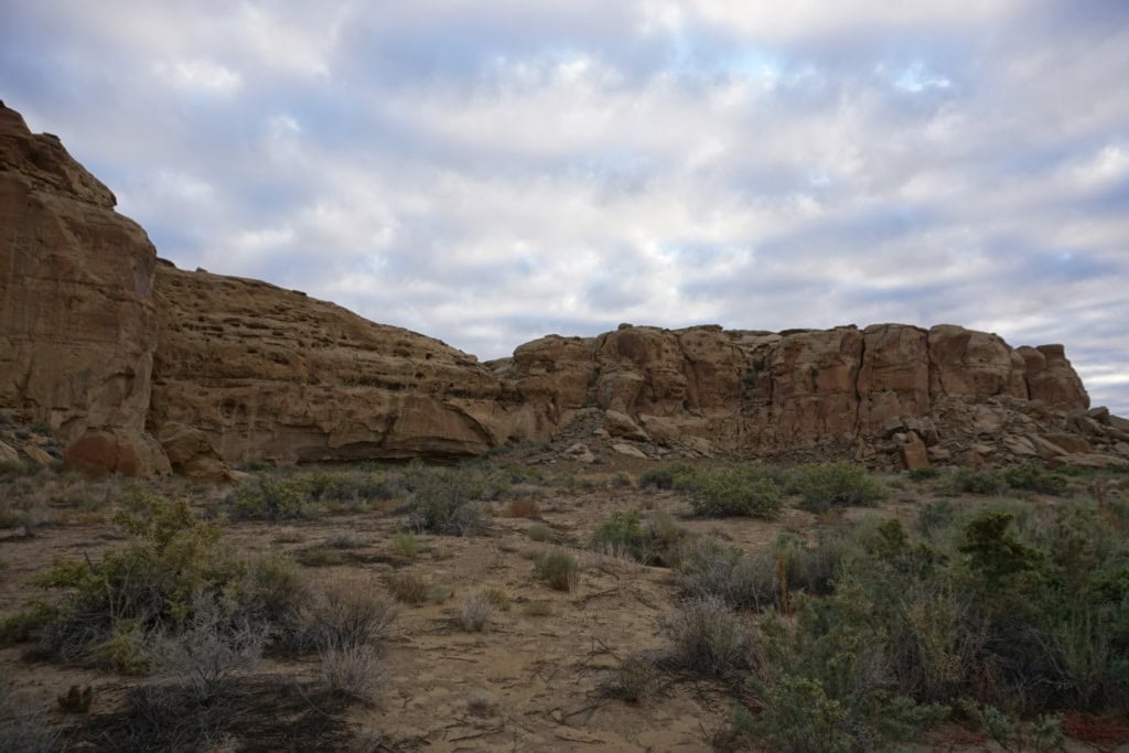 Chaco Culture National Historical Park at Campground 2 Chaco Culture National Historical Park Rock formations sa ilalim ng umaga na bughaw na kalangitan