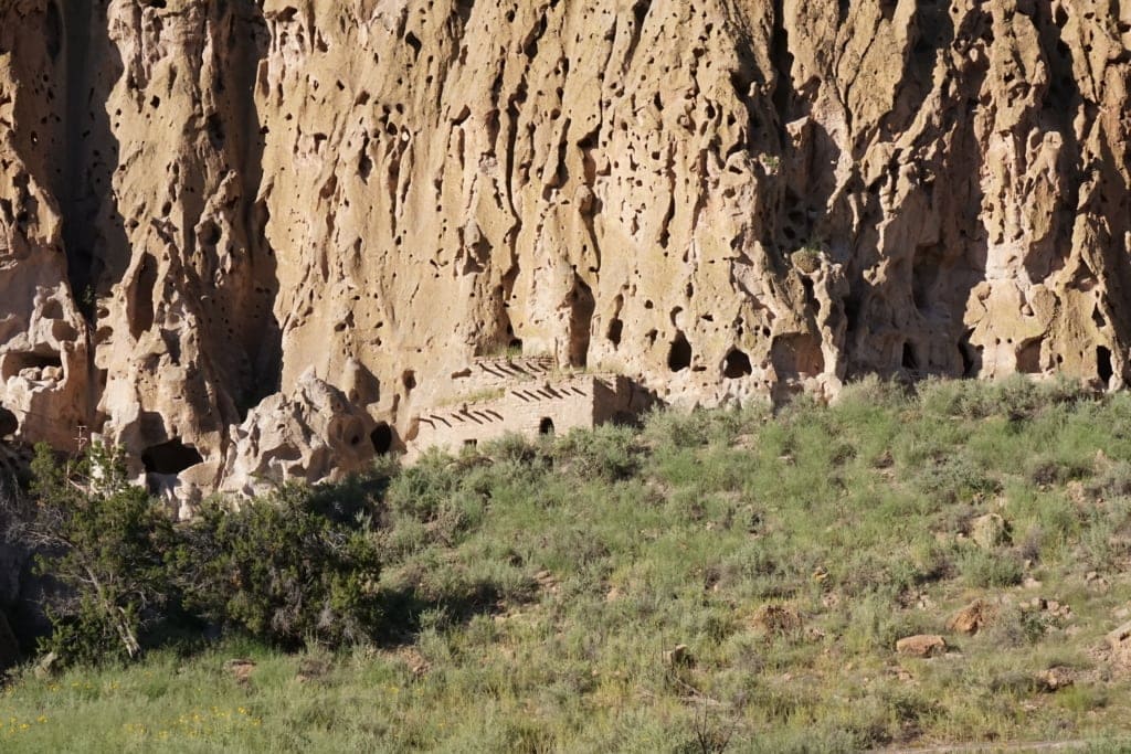 مسارات المشي لمسافات طويلة في نصب Bandelier الوطني 2 الرونية الطينية والطوبية لشعب بويبلو في نصب بانديلير التذكاري الوطني.