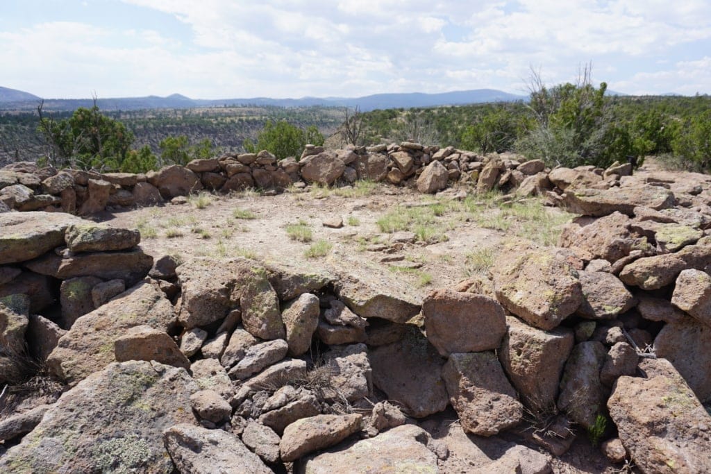 مسارات المشي لمسافات طويلة في نصب Bandelier الوطني 31 الأحرف الرونية لمجمع سكني مركزي في نصب بانديلير التذكاري الوطني