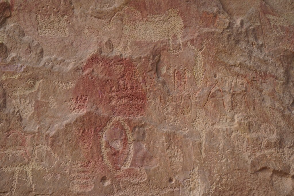 Petroglyphs ng Utah Sego Canyon 12 Ute people, Fremont, at ilang Barrier style petroglyph sa Sego Canyon Utah