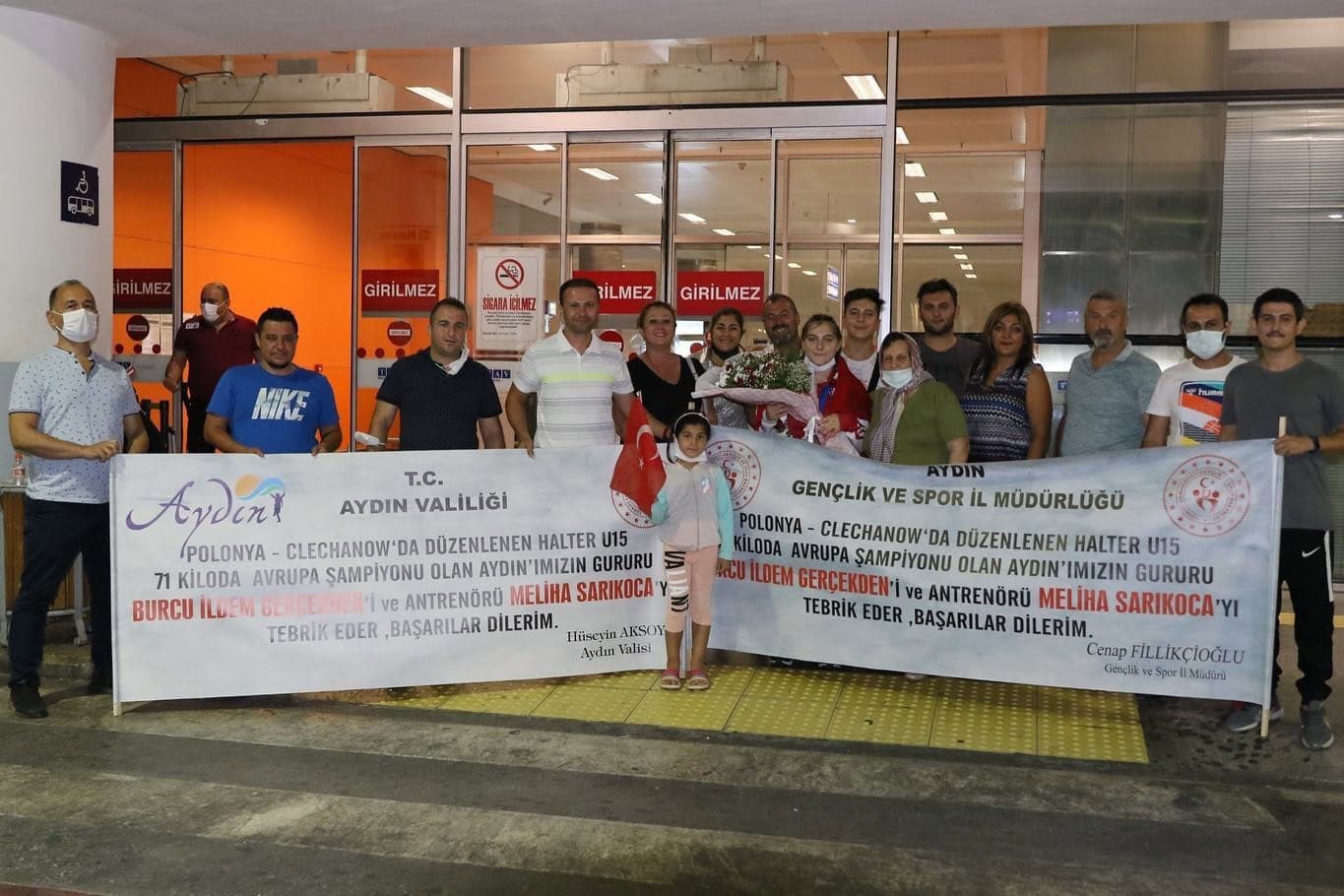 Avrupa Şampiyonu Burcu, çiçeklerle karşılandı