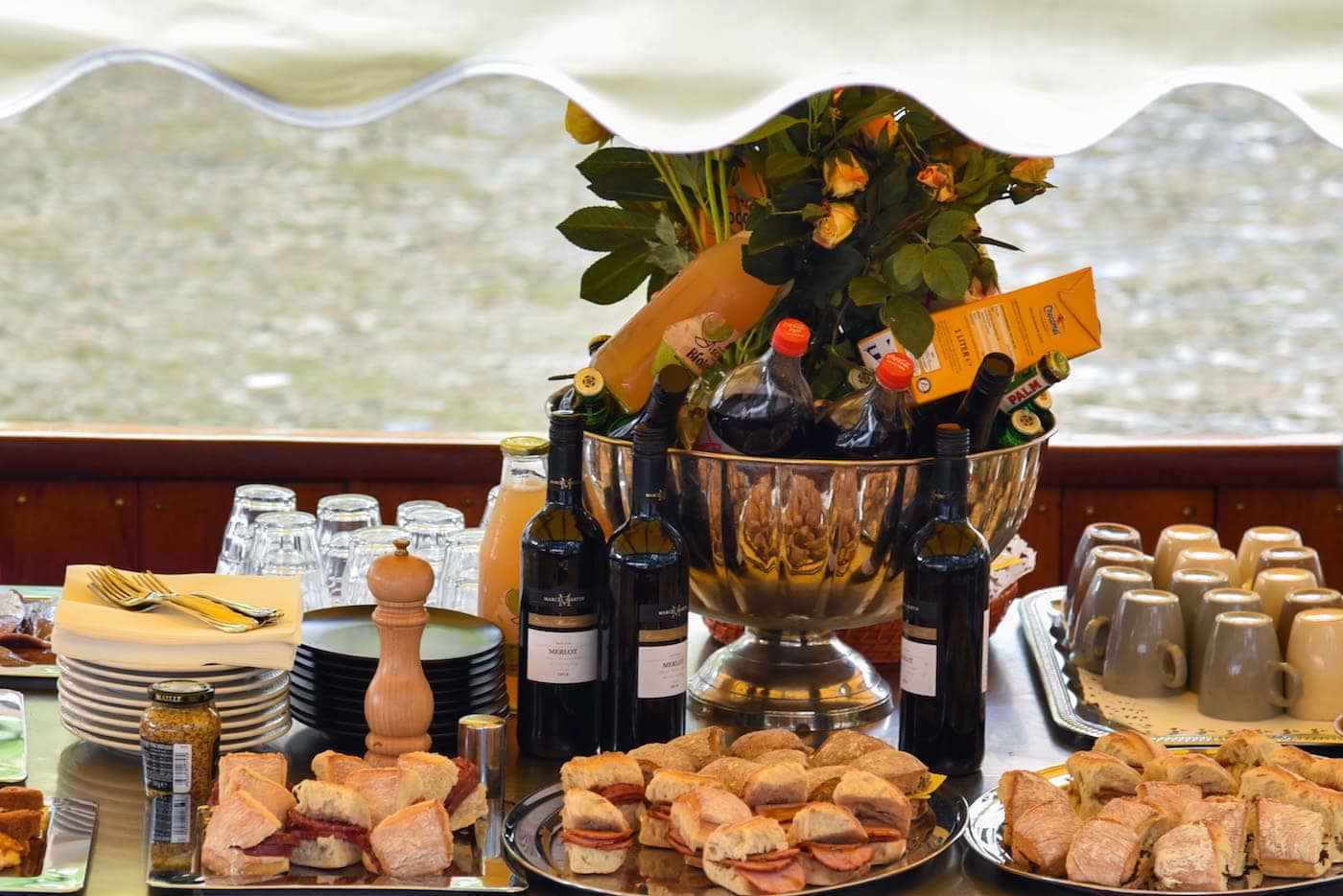 Broodjes boot Amsterdam. De salonboot Avanti