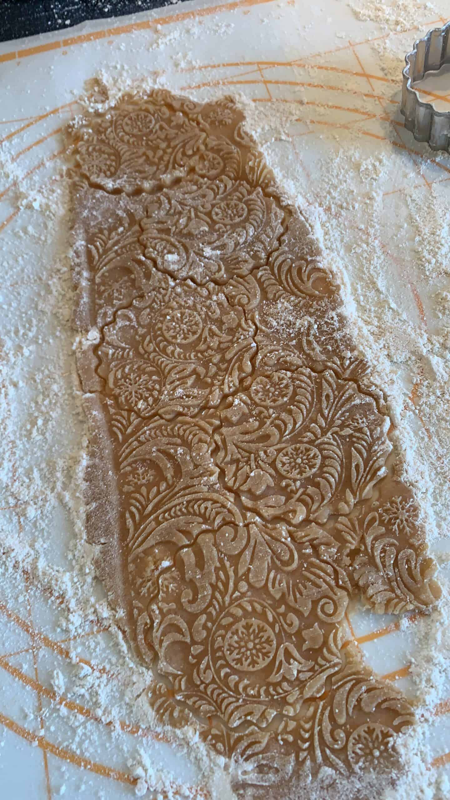 gerollter Teig für Lieblings Weihnachtsplätzchen - Hildegard von Bingen Kekse mit Pastry Made Rolle ausgerollt