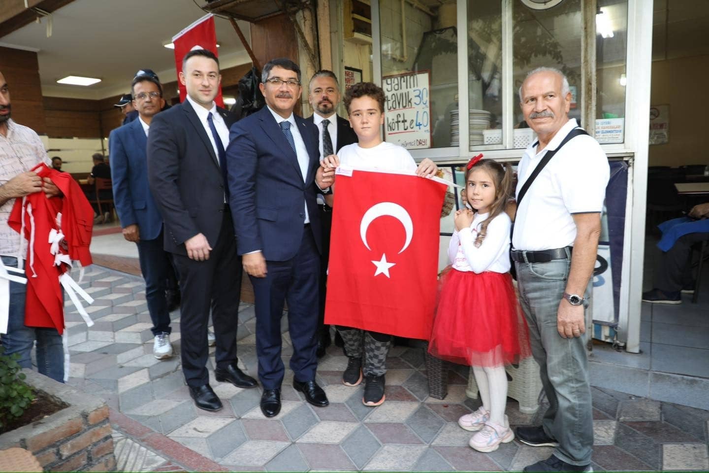 Başkan Çelik’ten cumhuriyetin 100. yılına özel bayrak hediyesi