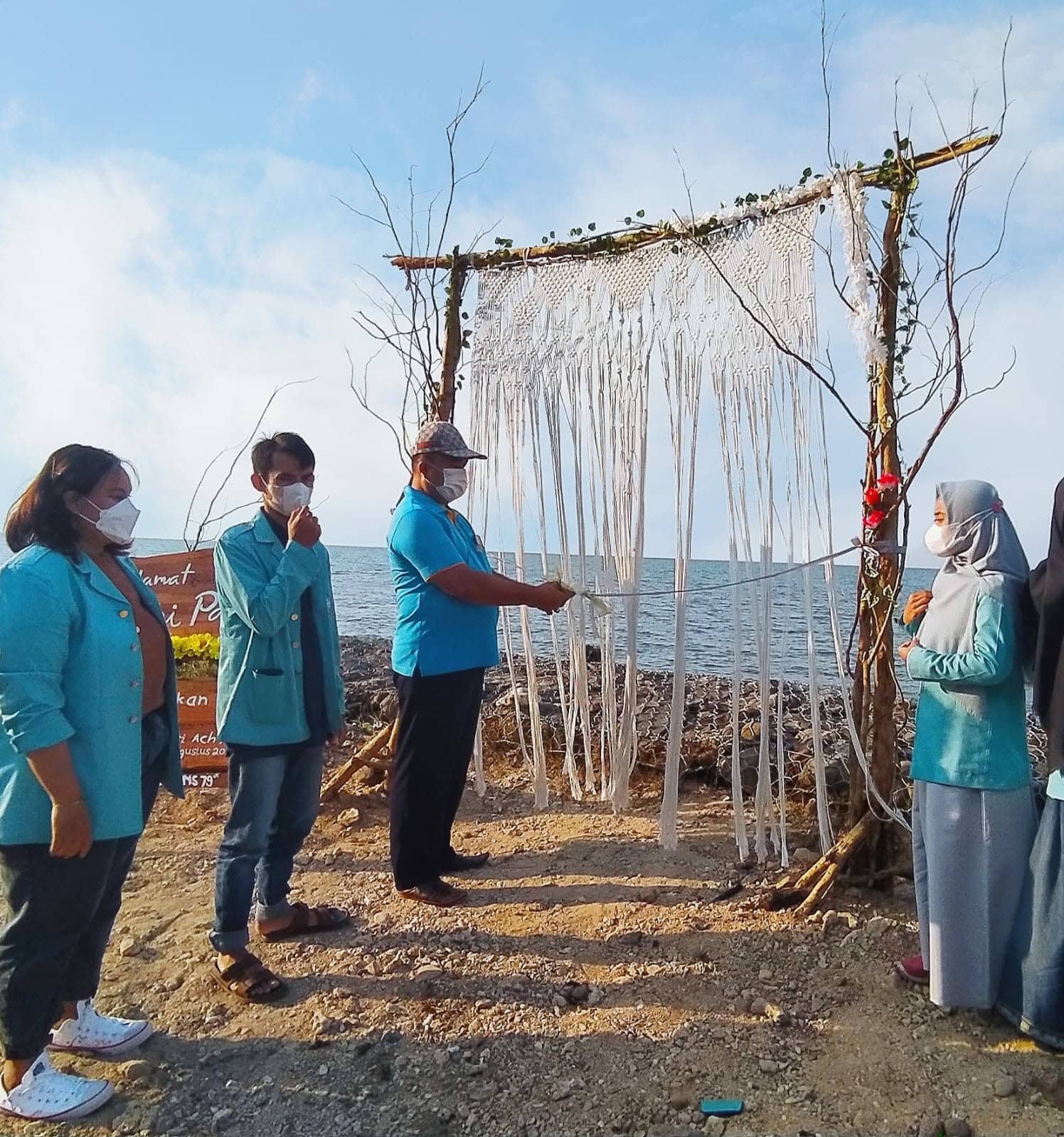 Mahasiswa KKN UNS 2021 Pantai Pailus Jepara.