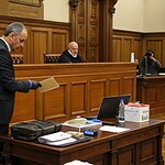 detective privado presentando prueba en un juicio, Detectives Privados Refuerzan las Pruebas en Casos Judiciales