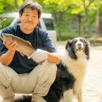 大暮養魚場の片桐オーナーとニジマス