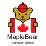 Imagem do logo do MapleBear Canadian School, escola de idiomas e ensino bilíngue no Canadá, com um urso estilo cartoon segurando um livro com a folha de bordo canadense.