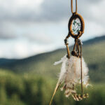Fondo de atrapasueños pequeño colgando con plumas blancas