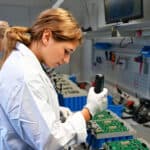 Mitarbeiterin fertigt neuen Heimspeicher ohne Wechselrichter