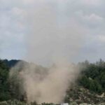MUĞLA'NIN MENTEŞE İLÇESİNE BAĞLI AKÇAOVA MAHALLESİ'NDE YENİ İMARA AÇILAN YERLEŞİM ALANINDA FARKLI NOKTALARDA OLUŞAN KÜÇÜK ÖLÇEKLİ HORTUMLAR, TOZ BULUTLARININ MEYDANA GELMESİNE NEDEN OLDU.