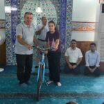 AYDIN'IN ÇİNE İLÇESİNDE HACI EMİN CAMİİ'NDE DÜZENLENEN YAZ KUR'AN KURSU'NUN KAPANIŞ PROGRAMINDA, KUR'AN-I KERİM OKUMAYA GEÇEN ÖĞRENCİLER BİSİKLETLE ÖDÜLLENDİRİLDİ.