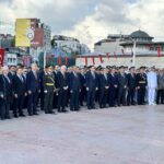 TÖRENE İSTANBUL VALİSİ DAVUT GÜL, İSTANBUL BÜYÜKŞEHİR BELEDİYE BAŞKANVEKİLİ NURİ ASLAN, 1. ORDU KOMUTANI VE İSTANBUL GARNİZON KOMUTANI ORGENERAL BAHTİYAR ERSAY, ASKERİ PERSONEL VE VATANDAŞLAR KATILDI.