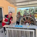 MANİSA'NIN SARIGÖL İLÇESİNDE KURULAN ZİRAİ MÜCADELE ALET VE MAKİNELERİ TEST İSTASYONU İLE ÇİFTÇİLERİN İLAÇLAMA MAKİNELERİ BİLİMSEL YÖNTEMLERLE TEST EDİLİYOR. YENİ UYGULAMA SAYESİNDE GEREKSİZ PESTİSİT KULLANIMININ ÖNÜNE GEÇİLEREK HEM ÇEVRE SAĞLIĞI KORUNACAK HEM DE ÜZÜM İHRACATINDAKİ KALINTI RİSKİ EN AZA İNDİRİLECEK.