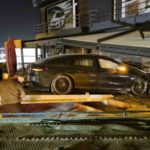 BODRUM İLÇESİNDE KAVŞAĞA SÜRATLİ GİREN LÜKS OTOMOBİL BÖREKÇİYE DALARKEN, KAZADA 2 KİŞİ YARALANDI.