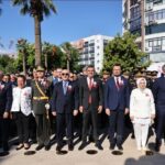 DENİZLİ'DE 30 AĞUSTOS ZAFER BAYRAMI KUTLAMALARI, VALİLİK ÖNÜNDEKİ ATATÜRK ANITI'NA ÇELENK SUNULMASIYLA BAŞLADI. TÖREN, HALK OYUNLARI GÖSTERİSİ VE ASKERİ GEÇİŞLE TAMAMLANDI.