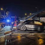 BODRUM İLÇESİNDE KAVŞAĞA SÜRATLİ GİREN LÜKS OTOMOBİL BÖREKÇİYE DALARKEN, KAZADA 2 KİŞİ YARALANDI.