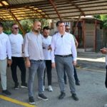 MANİSA BÜYÜKŞEHİR BELEDİYESİ, MAHALLELERİN İHTİYAÇ VE TALEPLERİNİ YERİNDE TESPİT ETMEK, SORUNLARA HIZLI VE KALICI ÇÖZÜMLER ÜRETMEK AMACIYLA SAHA ÇALIŞMALARINI SÜRDÜRÜYOR. MANİSA BÜYÜKŞEHİR BELEDİYE BAŞKANI BESİM DUTLULU ÖNCÜLÜĞÜNDE BAŞLATILAN SAHA ÇALIŞMALARIYLA MANİSA BÜYÜKŞEHİR BELEDİYESİ VE MASKİ GENEL MÜDÜRLÜĞÜ TEKNİK EKİPLERİ MAHALLELERİ ZİYARET EDEREK MUHTARLARLA BİR ARAYA GELİYOR, TALEPLERİ DOĞRUDAN SAHADA DİNLİYOR. YAPILAN İNCELEMELERDE İHTİYAÇLAR YERİNDE BELİRLENİRKEN, ÇÖZÜM İÇİN İLGİLİ BİRİMLER DE EŞ ZAMANLI OLARAK HAREKETE GEÇİRİLİYOR.