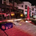 BODRUM İLÇESİNDE KAVŞAĞA SÜRATLİ GİREN LÜKS OTOMOBİL BÖREKÇİYE DALARKEN, KAZADA 2 KİŞİ YARALANDI.