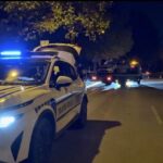 DENİZLİ’DE KONTROLDEN ÇIKAN OTOMOBİL, ÖNCE KALDIRIMA ARDINDAN AĞACA ÇARPARAK DURABİLDİ. KAZADA OTOMOBİL SÜRÜCÜSÜ YARALANDI.