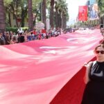 DENİZLİ'DE 30 AĞUSTOS ZAFER BAYRAMI KUTLAMALARI, VALİLİK ÖNÜNDEKİ ATATÜRK ANITI'NA ÇELENK SUNULMASIYLA BAŞLADI. TÖREN, HALK OYUNLARI GÖSTERİSİ VE ASKERİ GEÇİŞLE TAMAMLANDI.