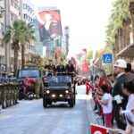 DENİZLİ'DE 30 AĞUSTOS ZAFER BAYRAMI KUTLAMALARI, VALİLİK ÖNÜNDEKİ ATATÜRK ANITI'NA ÇELENK SUNULMASIYLA BAŞLADI. TÖREN, HALK OYUNLARI GÖSTERİSİ VE ASKERİ GEÇİŞLE TAMAMLANDI.