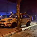 DENİZLİ’DE KONTROLDEN ÇIKAN OTOMOBİL, ÖNCE KALDIRIMA ARDINDAN AĞACA ÇARPARAK DURABİLDİ. KAZADA OTOMOBİL SÜRÜCÜSÜ YARALANDI.