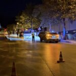DENİZLİ’DE KONTROLDEN ÇIKAN OTOMOBİL, ÖNCE KALDIRIMA ARDINDAN AĞACA ÇARPARAK DURABİLDİ. KAZADA OTOMOBİL SÜRÜCÜSÜ YARALANDI.