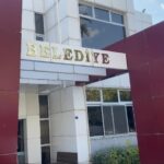 SEFERİHİSAR BELEDİYESİNE YÖNELİK YÜRÜTÜLEN GENİŞ ÇAPLI RÜŞVET SORUŞTURMASI KAPSAMINDA; TUTUKLANARAK GÖREVDEN UZAKLAŞTIRILAN ESKİ BELEDİYE BAŞKANI İSMAİL YETİŞKİN VE BAŞKAN YARDIMCISI G.P.'NİN MAKAM ŞOFÖRLERİ GÖZALTINA ALINDI.