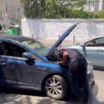 İZMİR'İN BORNOVA İLÇESİNDE CADDE ORTASINDA DURAN BİR ADET YAVRU KEDİYİ EZİLMEKTEN KURTARMAK İSTEYEN SÜRÜCÜNÜN ARACININ MOTOR BOŞLUĞUNA GİREN KEDİ, OTOMOBİLİN ÇEKİCİYLE SERVİSE GÖTÜRÜLMESİNİN ARDINDAN USTALAR TARAFINDAN KURTARILDI.