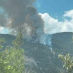 AYDIN'IN KUYUCAK İLÇESİNDE ÇIKAN ORMAN YANGININA EKİPLERİN HAVADAN VE KARADAN MÜDAHALESİ SÜRÜYOR. YANGINA 11 HELİKOPTER VE 6 UÇAK OLMAK ÜZERE TOPLAM 17 HAVA ARACIYLA MÜDAHALE EDİLİRKEN, DAĞLIK VE SARP ARAZİ ŞARTLARI KARADAN MÜDAHALEYİ ZORLAŞTIRIYOR.