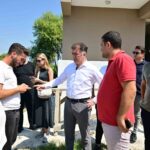 MANİSA BÜYÜKŞEHİR BELEDİYESİ, MAHALLELERİN İHTİYAÇ VE TALEPLERİNİ YERİNDE TESPİT ETMEK, SORUNLARA HIZLI VE KALICI ÇÖZÜMLER ÜRETMEK AMACIYLA SAHA ÇALIŞMALARINI SÜRDÜRÜYOR. MANİSA BÜYÜKŞEHİR BELEDİYE BAŞKANI BESİM DUTLULU ÖNCÜLÜĞÜNDE BAŞLATILAN SAHA ÇALIŞMALARIYLA MANİSA BÜYÜKŞEHİR BELEDİYESİ VE MASKİ GENEL MÜDÜRLÜĞÜ TEKNİK EKİPLERİ MAHALLELERİ ZİYARET EDEREK MUHTARLARLA BİR ARAYA GELİYOR, TALEPLERİ DOĞRUDAN SAHADA DİNLİYOR. YAPILAN İNCELEMELERDE İHTİYAÇLAR YERİNDE BELİRLENİRKEN, ÇÖZÜM İÇİN İLGİLİ BİRİMLER DE EŞ ZAMANLI OLARAK HAREKETE GEÇİRİLİYOR.