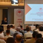 AYDIN'DA HAYVAN SAĞLIĞININ KORUNMASI VE HASTALIKTAN ARİ İŞLETME SAYISININ ARTIRILMASI AMACIYLA DÜZENLENEN TOPLANTIDA, SIĞIR TÜBERKÜLOZU VE BRUSELLOZLA MÜCADELEDE YÜRÜRLÜĞE GİREN YENİ DÜZENLEMELER ELE ALINDI. İL TARIM VE ORMAN MÜDÜRÜ AYHAN TEMİZ, 2007 YILINDA 1 OLAN HASTALIKTAN ARİ İŞLETME SAYISININ 2025 YILI İTİBARIYLA 86'YA YÜKSELDİĞİNİ AÇIKLADI.