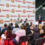 MEMORİAL SAĞLIK GRUBU, 60'INCI YIL VİZYONU DOĞRULTUSUNDA YENİ SEZON HAZIRLIKLARINI SÜRDÜREN ECZACIBAŞI SPOR KULÜBÜ İLE 2026-2027 SEZONUNU KAPSAYAN ÖNEMLİ BİR "RESMİ SAĞLIK SPONSORLUĞU" ANLAŞMASINA İMZA ATTI. ANLAŞMA KAPSAMINDA MEMORİAL, A TAKIM’DAN ALTYAPIYA KADAR KULÜBÜN TÜM SPORCULARININ SAĞLIK VE TEDAVİ SÜREÇLERİNİ ÜSTLENECEK.
