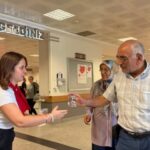 NAZİLLİ DEVLET HASTANESİ’NDE AŞIRI SICAKLARIN SAĞLIK ÜZERİNDEKİ OLUMSUZ ETKİLERİNE DİKKAT ÇEKMEK VE VATANDAŞLARI SICAK HAVALARA KARŞI ALINMASI GEREKEN ÖNLEMLER KONUSUNDA BİLİNÇLENDİRMEK AMACIYLA BİLGİLENDİRME STANDI AÇILDI.