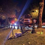 DENİZLİ’DE KONTROLDEN ÇIKAN OTOMOBİL, ÖNCE KALDIRIMA ARDINDAN AĞACA ÇARPARAK DURABİLDİ. KAZADA OTOMOBİL SÜRÜCÜSÜ YARALANDI.