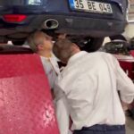 İZMİR'İN BORNOVA İLÇESİNDE CADDE ORTASINDA DURAN BİR ADET YAVRU KEDİYİ EZİLMEKTEN KURTARMAK İSTEYEN SÜRÜCÜNÜN ARACININ MOTOR BOŞLUĞUNA GİREN KEDİ, OTOMOBİLİN ÇEKİCİYLE SERVİSE GÖTÜRÜLMESİNİN ARDINDAN USTALAR TARAFINDAN KURTARILDI.