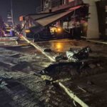 BODRUM İLÇESİNDE KAVŞAĞA SÜRATLİ GİREN LÜKS OTOMOBİL BÖREKÇİYE DALARKEN, KAZADA 2 KİŞİ YARALANDI.